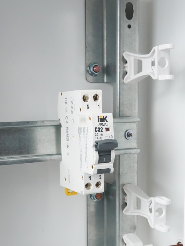 ARMAT Автоматический выключатель дифференциального тока B06S 1P+NP C32 30мА тип AC (18мм) | код AR-B06S-1N-C32C030 | IEK  фото 4
