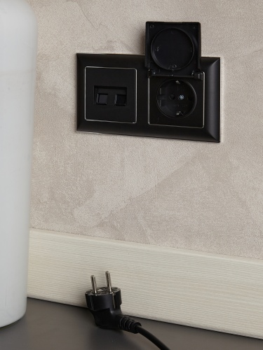 BRITE Розетка 1-местная с заземлением с защитными шторками и крышкой 16А IP20 РСбш10-3-БрЧ черный | код BR-R16-16-K02 | IEK фото 5