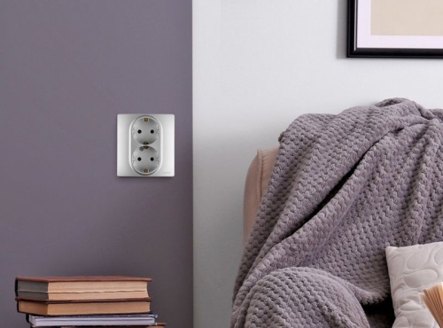 Розетка 2-местная с заземлением с защитными шторками 16А безвинтовое крепление в сборе алюминий INSPIRIA | код 673757 | IEK фото 4