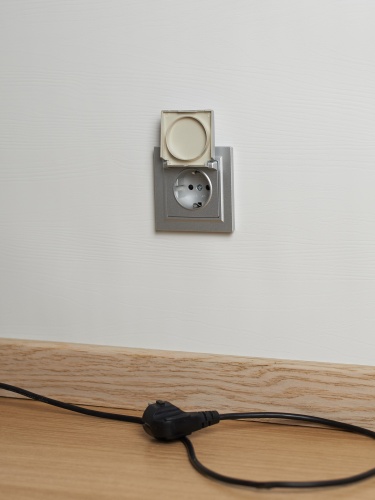 BRITE Розетка 1-местная с заземлением с защитными шторками и крышкой 16А IP44 РСбш10-3-44-БрА алюминий | код BR-R16-16-44-K47 | IEK фото 4