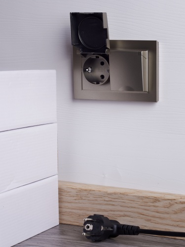 BRITE Розетка 2-местная с заземлением с защитными шторками и крышкой 16А в сборе IP44 РСбш12-3-44-БрШ шампань | код BR-R26-16-44-K37-F | IEK фото 5