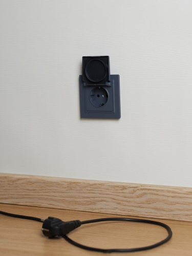 BRITE Розетка 1-местная с заземлением с защитными шторками и крышкой 16А IP44 РСбш10-3-44-БрМ маренго | код BR-R16-16-44-K35 | IEK фото 5