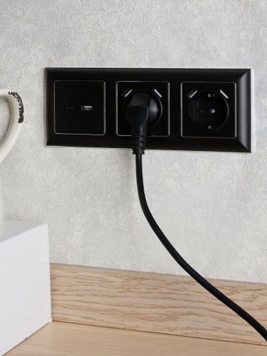 Розетка BRITE РЮш10-2-БрЧ 16А с USB A+A 3.1А с заземл. защ. шторки черн. | код. BR-R14-16-U21-D31-K02 | IEK фото 7