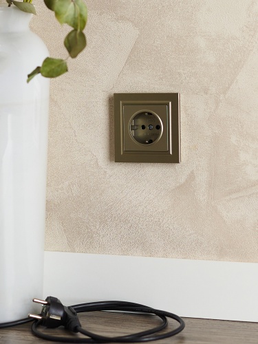 BRITE Розетка 1-местная с заземлением без защитных шторок 16А РС11-1-0-БрШ шампань | код BR-R11-16-K37 | IEK фото 7