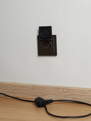 BRITE Розетка 1-местная с заземлением с защитными шторками и крышкой 16А IP20 РСбш10-3-БрТБ темная бронза | код BR-R16-16-K45 | IEK фото 5