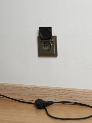 BRITE Розетка 1-местная с заземлением с защитными шторками и крышкой 16А IP44 РСбш10-3-44-БрШ шампань | код BR-R16-16-44-K37 | IEK фото 3