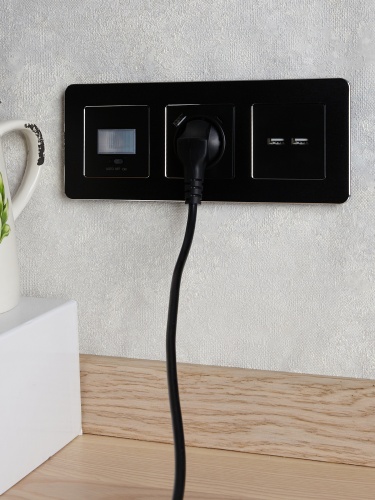 Розетка BRITE РЮш11-1-БрЧ 16А с USB A+C 18Вт с заземл. защ. шторки черн. | код. BR-R14-16-U22-018-K02 | IEK фото 4 Розетка BRITE РЮш11-1-БрЧ 16А с USB A+C 18Вт с заземл. защ. шторки черн. | код. BR-R14-16-U22-018-K02 | IEK фото 4