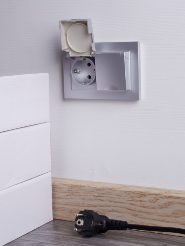 BRITE Розетка 2-местная с заземлением с защитными шторками и крышкой 16А в сборе IP44 РСбш12-3-44-БрА алюминий | код BR-R26-16-44-K47-F | IEK фото 7