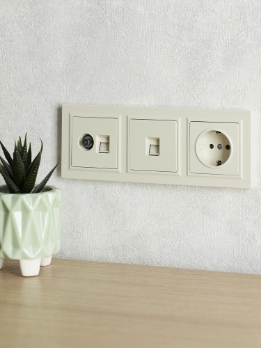 BRITE Рамка 3-местная РУ-3-БрКр бежевый | код BR-M32-K10 | IEK фото 4