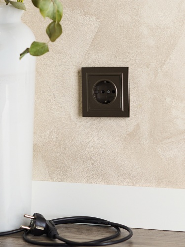 BRITE Розетка 1-местная с заземлением с защитными шторками 16А РС14-1-0-БрТБ темная бронза | код BR-R14-16-K45 | IEK фото 4