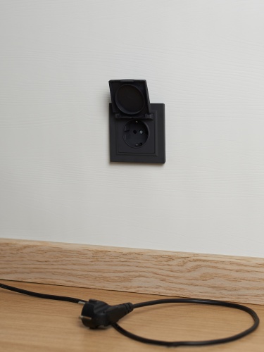 BRITE Розетка 1-местная с заземлением с защитными шторками и крышкой 16А IP44 РСбш10-3-44-БрГ графит | код BR-R16-16-44-K53 | IEK фото 10