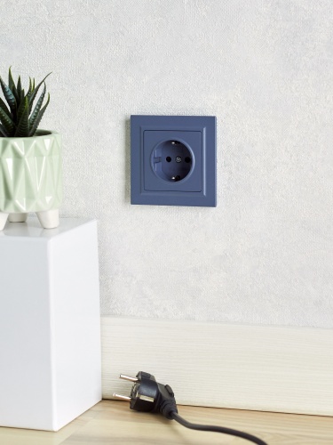 BRITE Розетка 1-местная с заземлением с защитными шторками 16А РС14-1-0-БрМ маренго | код BR-R14-16-K35 | IEK фото 6