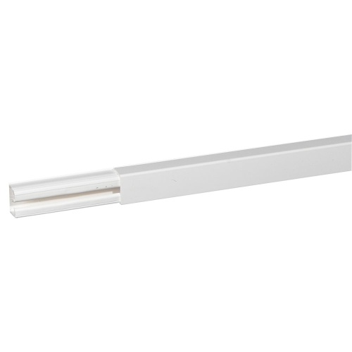Мини-плинтус DLPlus 32x20 - 1 секция - длина 2,10 м - белый | код 030017 | Legrand
