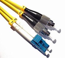 Патч-корд оптический TWT, PVC, дуплексный, FC/APC-FC/UPC, SM OS2, 15 м | код TWT-2FC-2FC/SAU-15 | TWT