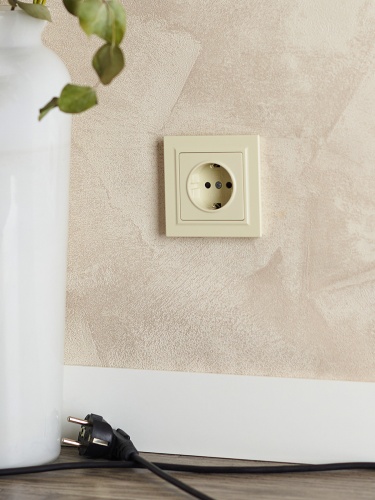 BRITE Розетка 1-местная с заземлением с защитными шторками 16А РС14-1-0-БрКр бежевый | код BR-R14-16-K10 | IEK фото 4