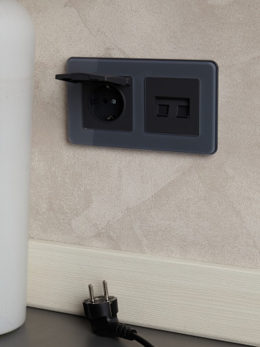 BRITE Розетка 1-местная с заземлением с защитными шторками и крышкой 16А IP20 РСбш10-3-БрГ графит | код BR-R16-16-K53 | IEK фото 8