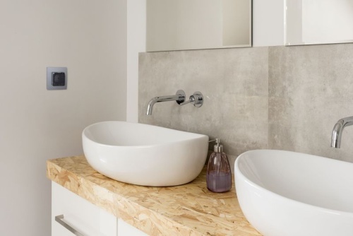 Розетка с заземлением IP44 - Legrand Etika - со шторками с защитной крышкой 16А 250В винтовые зажимы - алюминий | код 672426 | Legrand фото 7 Розетка с заземлением IP44 - Legrand Etika - со шторками с защитной крышкой 16А 250В винтовые зажимы - алюминий | код 672426 | Legrand фото 7