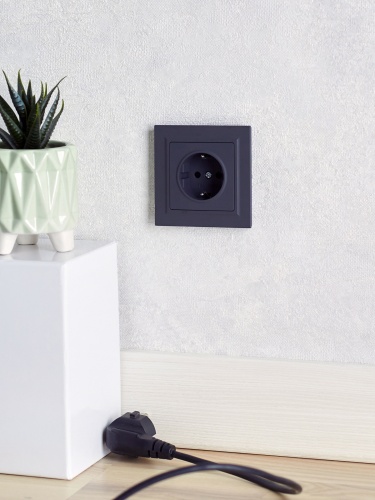 BRITE Розетка 1-местная с заземлением с защитными шторками 16А РС14-1-0-БрГ графит | код BR-R14-16-K53 | IEK фото 3 BRITE Розетка 1-местная с заземлением с защитными шторками 16А РС14-1-0-БрГ графит | код BR-R14-16-K53 | IEK фото 3