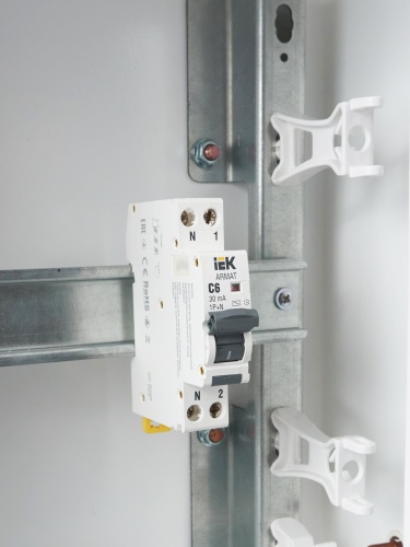 ARMAT Автоматический выключатель дифференциального тока B06S 1P+NP C6 30мА тип AC (18мм) | код AR-B06S-1N-C06C030 | IEK  фото 4