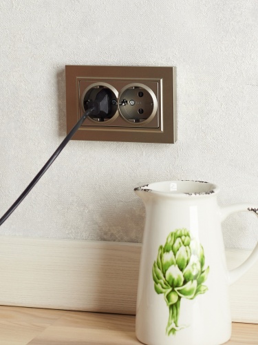 BRITE Розетка 2-местная с заземлением с защитными шторками 16А в сборе РСш12-3-БрШ шампань | код BR-R24-16-K37-F | IEK фото 3