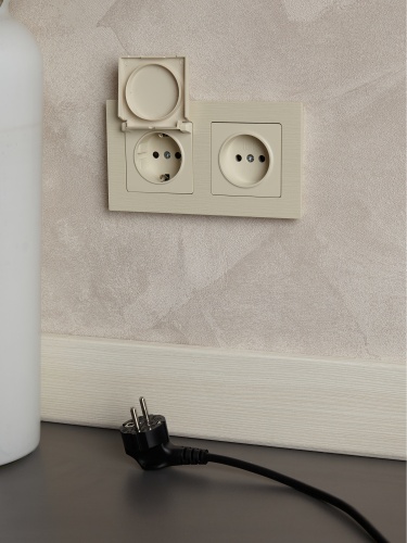 BRITE Розетка 1-местная с заземлением с защитными шторками и крышкой 16А IP20 РСбш10-3-БрКр бежевый | код BR-R16-16-K10 | IEK фото 5